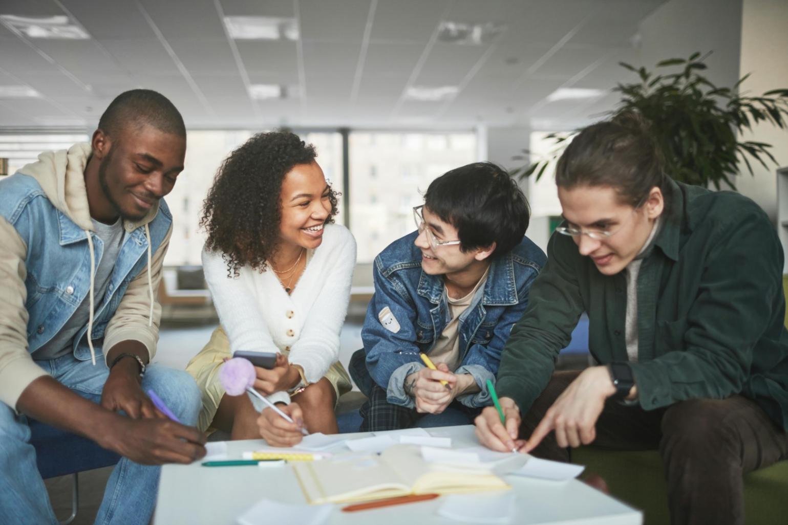 Profesional planificando estrategias financieras personalizadas
